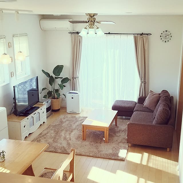 Lounge,初イベント参加,加湿器,シンプルライフ,ナチュラル,イベント参加中,プラズマクラスター,加湿空気清浄機,ミニマムライフ,ホワイト＆ナチュラル,ニトリのソファ,シンプリスト,ペンダントライト,リビングダイニング,シーリングファン,ニトリの時計,ナチュラルインテリア,ニトリのソファー,ソファー,クッション,緑のある暮らし,ミニマリスト,狭いリビング,観葉植物,シャギーラグ,照明,フレンチカントリーのテレビボード,ニトリ 掛け時計,カーテンホルダーで時短,ニッセン Tiffany.623の部屋