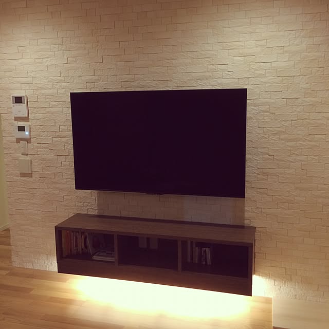 Lounge,こどもと暮らす,壁掛けテレビ,中古物件,シンプル,エコカラット,リフォーム,DIY,ナチュラル,浮いてるテレビ台,エコカラットDIY,AQUOS 60インチ mari.aの部屋