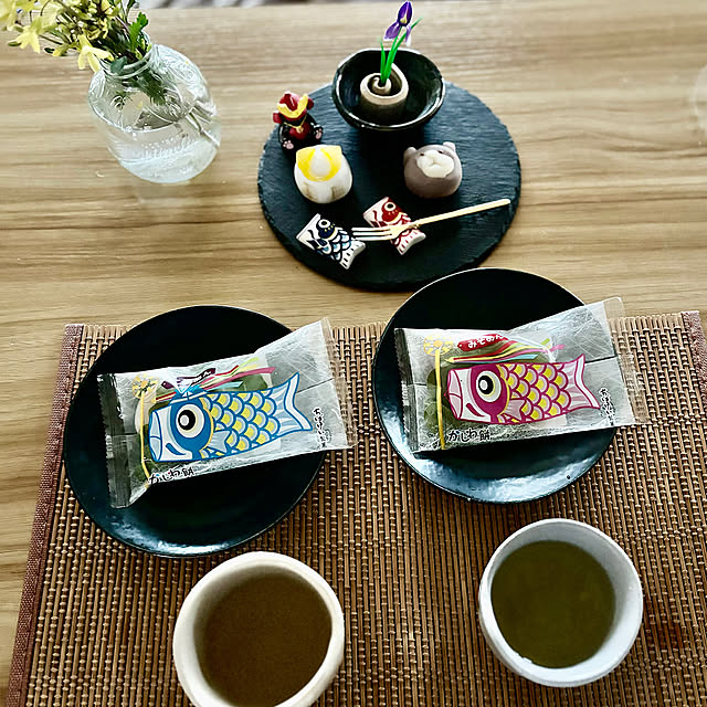 My Desk,スーパーの柏餅,シャトレーゼの和菓子,プチプラ,100均,ダイソー竹ランチョンマット,セリア鯉のぼり箸置き,セリアミニチュアオブジェ,ダイソースレートプレート,ニトリカルエクレ皿,おやつタイム,おやつ,こどもの日,花,春,RCの出会いに感謝♡,見てくれてありがとう♡ CoCo0617の部屋