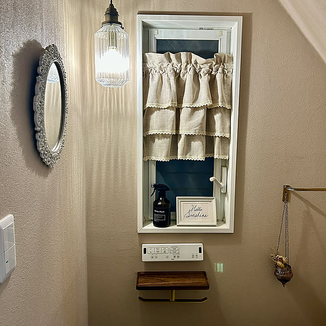 Bathroom,グレージュトイレ,グレージュ壁紙,フレンチな鏡,カフェかーテン,トイレのインテリア aromaの部屋