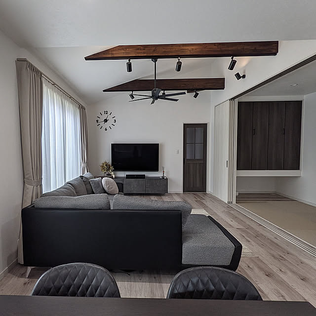 Lounge,梁,ホワイトオークの床,グレー好き,平屋の家,平屋建て,平屋,リビング,ホワイトオーク,平屋暮らし,床材,オーデリック,シーリングファン,スモークオーク,スポットライト,スモークオークの扉,L字ソファー,LIXILの床,壁掛けテレビ 0910house.の部屋