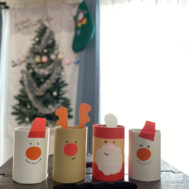ニトリのカーテン,今年も登場♪,園児の作品かよ,トイレットペーパーの芯,クリスマス,Daiso,飾り付け,モール,子どもと暮らす,子供のいる暮らし,タペストリーツリー,安全ピンで留めるだけ,サンタさん,折り紙,タペストリー,雪だるま,雪だるまさん,My Desk komaの部屋