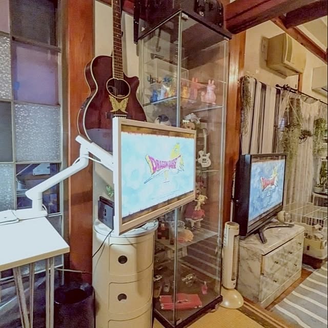 Lounge,モニターアーム,快適な暮らし,壁掛けショップ,モニター投稿,和室,ダブルモニター,セルフリフォーム,パソコンスペース,カルテル,テレビ,ゲーム,ゲーム環境,イケア,飾り棚,ギターのある部屋 usako.usaの部屋