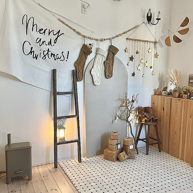 Lounge,クリスマスディスプレイ,タペストリー,ウッドモービル,studioclip,3COINS,淡色クリスマス,淡色インテリア,グレージュ,加湿器もインテリアに,加湿器,BRUNOがある暮らし,BRUNO,乾燥対策,DIY,クリスマス,クッションフロア,ラダー,フロアシート,サンタくつ下,スツール comiriの部屋