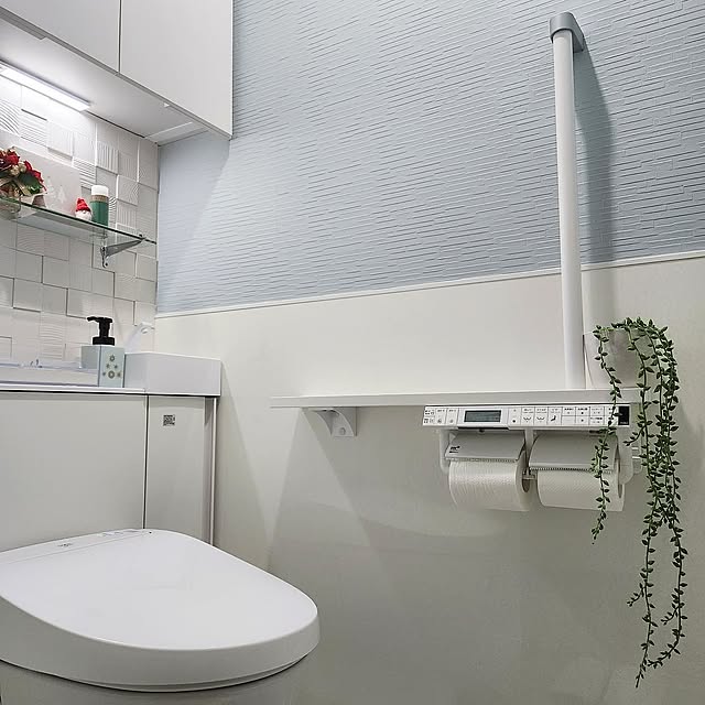 Bathroom,クリスマス,手摺り,壁紙,クリスマスディスプレイ,多肉フェイク,トイレの壁紙,タンクレス風,マンション暮らし,ガラスの飾り棚,くすみブルー,次亜塩素酸水スプレー,シールのツリー,INAX,リフォレ(Ｉ型),清潔感,掃除しやすい,人感センサーライト,アクリルペーパータオルケース,癒し,くつろぎ空間,LIXIL,キッチンパネル,インテリアリモコン付き紙巻器,エコカラット love1017の部屋