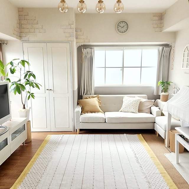 夏の模様替え,賃貸でも楽しく♪,賃貸インテリア,賃貸,ナチュラルインテリア,グリーン,夏,ニトリのラグ,コットンラグ,インド綿,せまい部屋,6畳,ニトリ,イエロー,すっきり暮らしたい,SHEIN,暑さ対策,Overview pinonの部屋