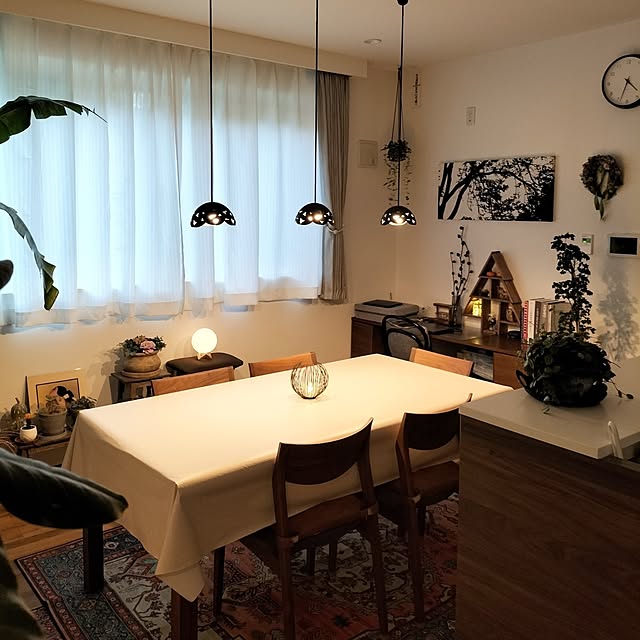 Kitchen,秋のくつろぎ時間,癒し,秋冬インテリア,ダイニング,間接照明のある暮らし,ナチュラルモダンインテリア,観葉植物,緑のある暮らし,インドアグリーン,秋色のインテリア,マリメッコファブリックパネル,木製ツリー,ハンギンググリーン,柏木工ダイニングテーブル,アクタスワークデスク coco0.84.の部屋