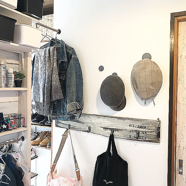 ランドセル置き場,ハンガーラック,壁紙用フック,暮らしを楽しむ,コマンドフック,ウォールデコレーション,壁,見せる収納,築30年超,DIY,玄関収納,男前も可愛いも好き,男前もナチュラルも好き,Entrance 10ri5100の部屋