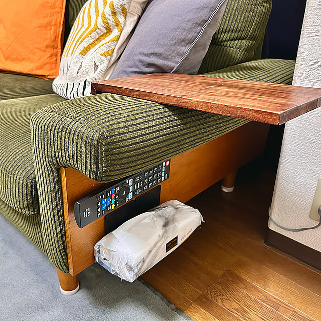 Lounge,ブックエンドの活用法,ブックエンド,ティッシュ置き場,ティッシュ,サイドテーブル代わり,サイドテーブルDIY,サイドテーブル,リモコン収納,そうじゃない使い方,ソファ,100均,シンプル,賃貸,築30年,収納,マグネット,デッドスペース,隙間収納 LUMIXの部屋