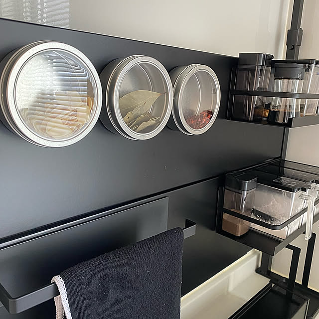 ブラックキッチンパネル,マグネットボード,キッチン収納,大掃除中,マグネット収納,鍋蓋置き,鍋蓋ラック,絶賛大掃除中,ニトリつっぱり収縮キッチンパネル,調味料入れ,ニトリ,調味料ラック,100均,Kitchen MIWAの部屋