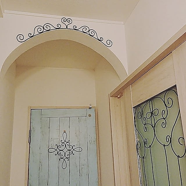 Entrance,ワイヤークラフト,リビングドア,ドアリメイク,すりガラス,リメイクシート木目調,トイレのドアリメイク,妻飾り風,アーチ壁 beniの部屋