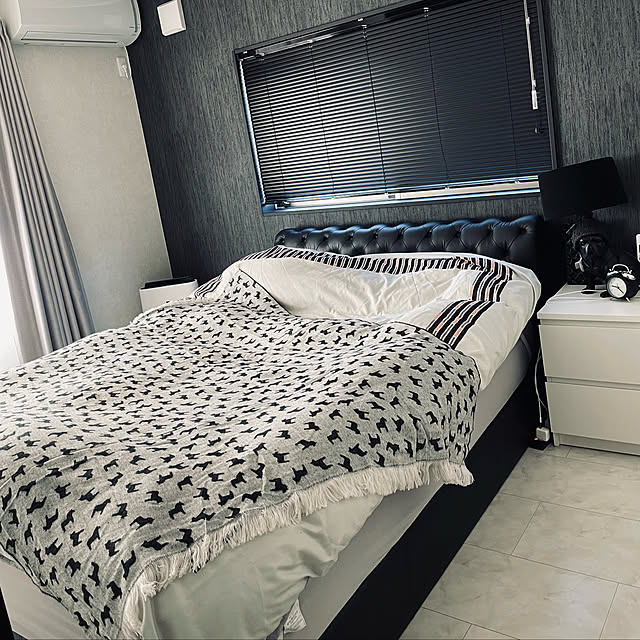 ベッドメイキング,ベッドルーム,Bedroom,馬柄,ブランケット,IKEA購入品,IKEA,シンプルモダン,一軒家,シンプルインテリア,モノトーンインテリア,すっきり暮らしたい,戸建て,オシャレな家に憧れる,モノトーン,Bedroom,ひざ掛け,ヘスターゲ,ダーラナホース maimaiの部屋