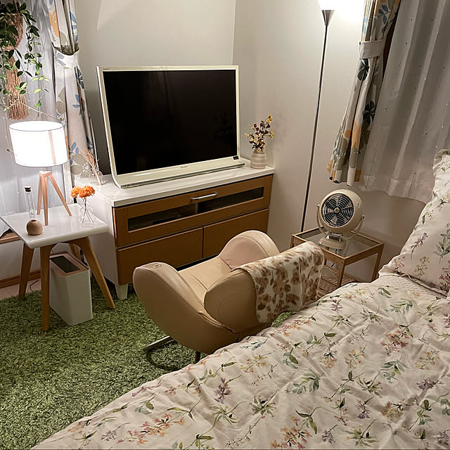 ニトリ寝具,サーキュレーター,造花❀.*･ﾟ,サンキャッチャー,アクタス,ダストボックス,RoomClipショッピング,観葉植物,グリーン,癒し♡,いいね！ありがとうございます◡̈♥︎,観葉植物のある暮らし,ナチュラルが好き,IKEA,ハンギングバスケット,Bedroom,寝室,ボルネードサーキュレーター natsuの部屋