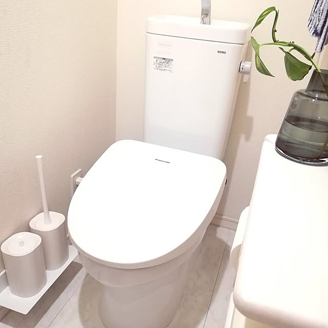Bathroom,トイレのインテリア,温水洗浄便座,快適な暮らし,トイレ空間,ビューティ・トワレ,パナソニックの温水洗浄便座,建売住宅,トイレ,KEYUCA,サニタリーボックス,towerの浮かせるトイレ棚,トイレブラシ pinokoの部屋