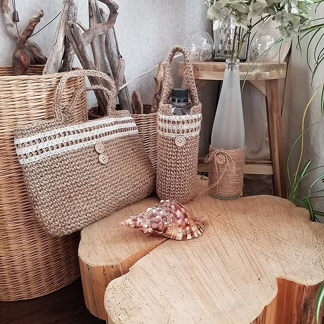 My Desk,ハンドメイド夏,まるたのテーブル,花のある暮らし,切り株,流木,木が好き,かごが好き,手作り雑貨,癒しスペース,ドライのアジサイ,観葉植物のある暮らし,改装中の部屋,海で拾った貝殻,麻紐バッグ,麻紐ペットボトルカバー,DIYのある暮らし,３枚投稿です♡,ダイソーの麻紐,自然素材が好き,イベント参加 midoriの部屋