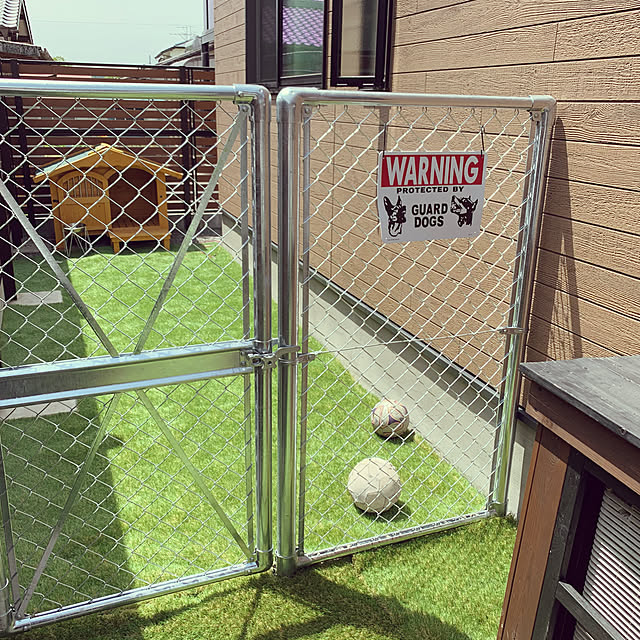 お犬様,大型犬と小型犬,大型犬のいる暮らし,大型犬,犬小屋,アメリカンフェンス,PCフェンス,O型です,インスタ:yachako_640,平屋,平屋暮らし,暮らしを楽しむ,人工芝diy,人工芝の庭,人工芝,人工芝のある暮らし,外構DIY,人工芝と枕木,外構は自分達で,Overview yachako_640の部屋