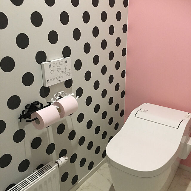 Bathroom,トイレットペーパーホルダー,ピンクの壁紙,ドットの壁紙,ドット柄,ペーパーホルダー,アイアンペーパーホルダー aoiasamiの部屋
