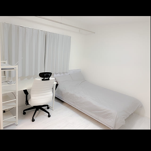 Bedroom,ベッド,ベッドルーム,デスク,カーテン,Bedroom,同棲生活,グレー好き,ラック,白い壁,一人暮らし,グレー×白,白い床,引越したばかり,ダイソー,フランフラン,モノトーン,グレー好き♡,同棲スタート,グレーインテリア,無機質,アパート暮らし,雑貨,1LDK,アパートキッチン,ホワイトインテリア,1LDK2人暮らし,シンプルが好き,同棲カップル shutaの部屋