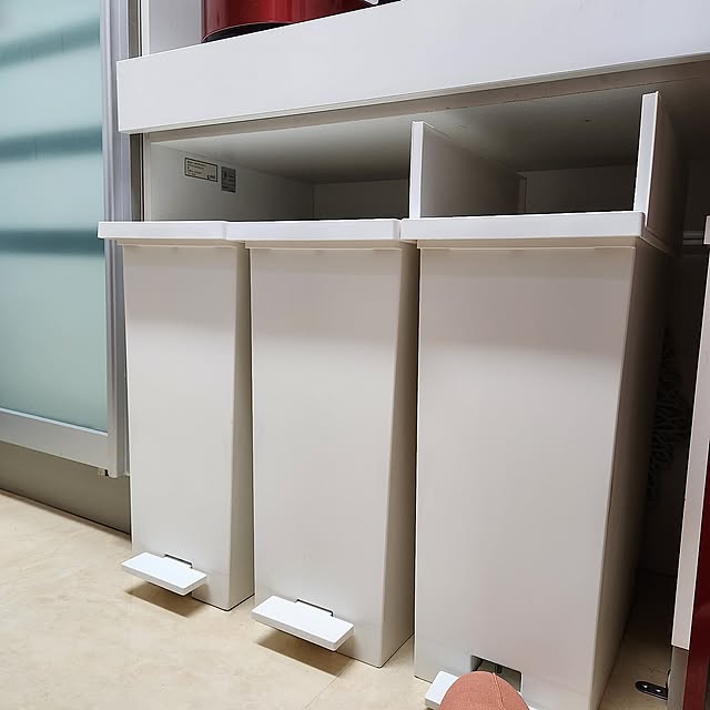 Kitchen,ゴミ箱,ダストボックス,KEYUCA,INAX,ケユカ,LIXILキッチン,背面収納,ネット通販,マンション暮らし,観葉植物のある暮らし,家電収納棚,30リットル,arrots,真っ白でスッキリ,赤いキッチン,シンデレラフィット,買ってよかったもの,ペダル式ゴミ箱,静かに閉まる,キッチン雑貨 love1017の部屋