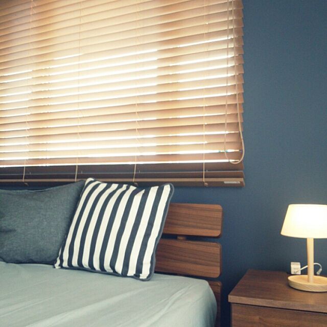 Bedroom,ニトリ,無印のライト,ウッドブラインド,紺のアクセントクロス koumeの部屋