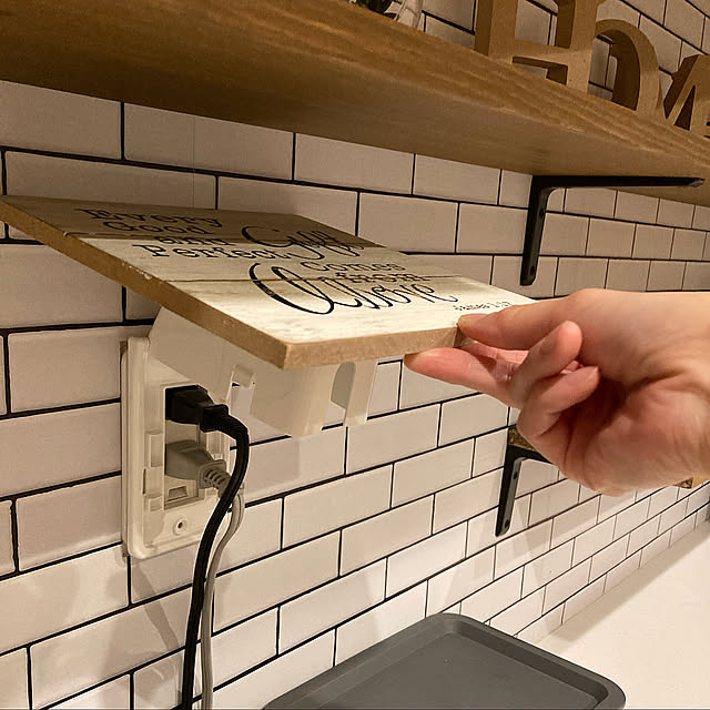 コンセントカバーDIY,コンセント隠し,壁紙屋本舗,ニトリ,スクエアボックス,100均DIY,北海道,サブウェイタイル風,星好き☆,男前インテリア,Daiso,モノトーンも好き,木目が好き,建売,DIY,こどもと暮らす,100均,キッチン棚DIY,Kitchen chi-の部屋