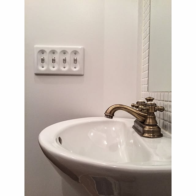 Bathroom,洗面室,タイル,真鍮,水洗,ペデスタルシンク,スイッチプレート,リノベーション kurobarの部屋
