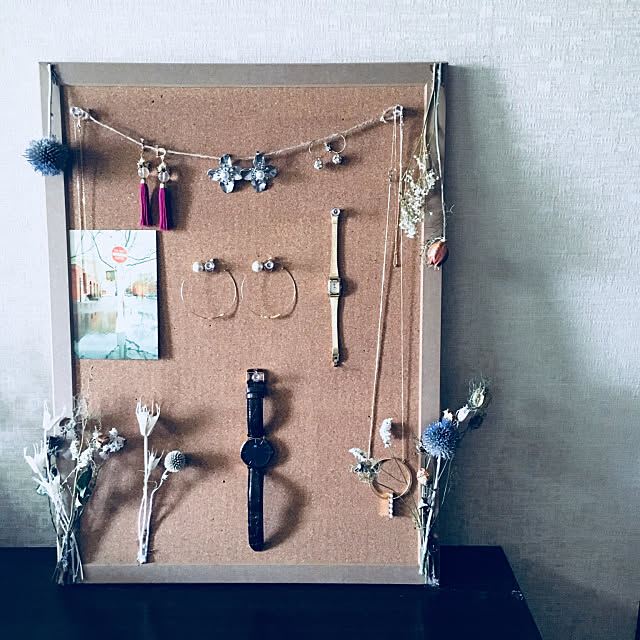 Entrance,簡単リメイク,簡単DIY,10分DIY,スワッグ,ドライフラワースワッグ,ドライフラワー,アクセサリー掛け,アクセサリー見せる収納,アクセサリーコーナー,アクセサリーディスプレイ,アクセサリー収納,アクセサリー,コルクボードにアクセサリーを吊るして,コルクボードアレンジ,コルクボードDIY,コルクボード,ハンドメイド,アンティーク,DIY,見せるディスプレイ,見せる収納,ルクアイーレ,麻紐,麻ひも,雑貨 Ayakaの部屋