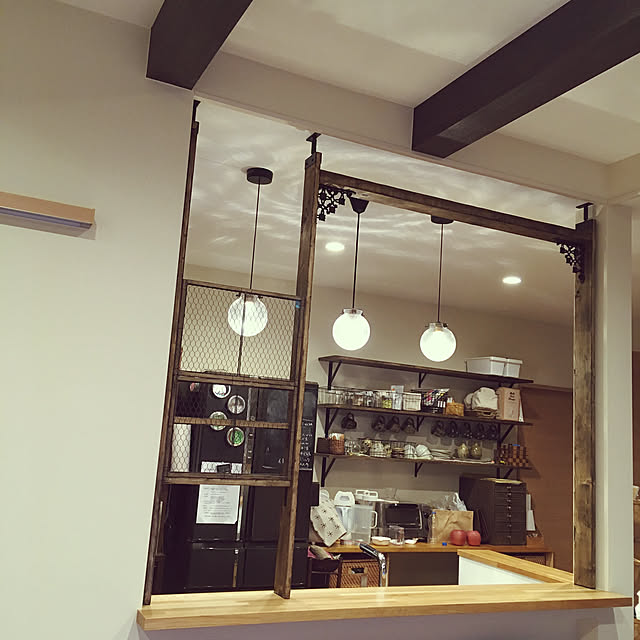 Kitchen,グリーンを飾るのが楽しみ♡,なんちゃって梁,アンティーク棚受け,エイジング加工,2×4材,DIY,対面キッチン,キッチンカウンター,1×6材,1×4材,オールドウッドワックス,ジャコビーン,ラブリコ アイアン,セリア,棚受け,ワイヤーメッシュラティス,アイアンバー,セリアの角材,落下防止,2018.11.27☀,ビフォー写真は過去picにあります☆ boku.jenny.myloveの部屋