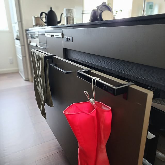 Kitchen,おすすめアイテム,タオルバー,キッチンタオルホルダー,キッチンタオル,towerシリーズ,tower鍋蓋スタンド,鍋蓋スタンド,キッチンツールスタンド,布巾掛け,布巾ハンガー,オープンキッチンの悩み,黒系キッチン,ワイングラスホルダー,ワイングラスハンガー,ワイングラス収納,吊り下げ収納,ブラック雑貨,ブリ材長方形バスケット 75の部屋