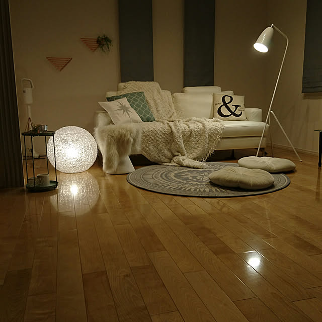 Lounge,北欧モダン,すっきり暮らす,ミニマル,ヒュッゲ,H&M HOME,ソストレーネグレーネ,シンプルに暮らす,いいね、フォロー本当に感謝です♡,いつもいいねありがとうございます♡,丁寧な暮らし,シンプル,Francfranc,アペーゴ フロアランプ,グラスホッパーランプ,白ソファ,本革ソファ,デザイナーズ照明 Jinaの部屋