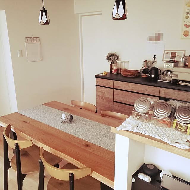 Kitchen,ダイニング,テーブル,カフェ風,新生活,平屋暮らし,カフェ風インテリア,白い家,新築平屋,住み始めて１年,花ブロック好き,まだまだ勉強中…,写真①～②,ダイニングテーブル＆チェア,キッチンから繋がるダイニングテーブル,キッチンカウンター,ペンダントライト,たまごオブジェ,カオナシさん見守り kkkの部屋