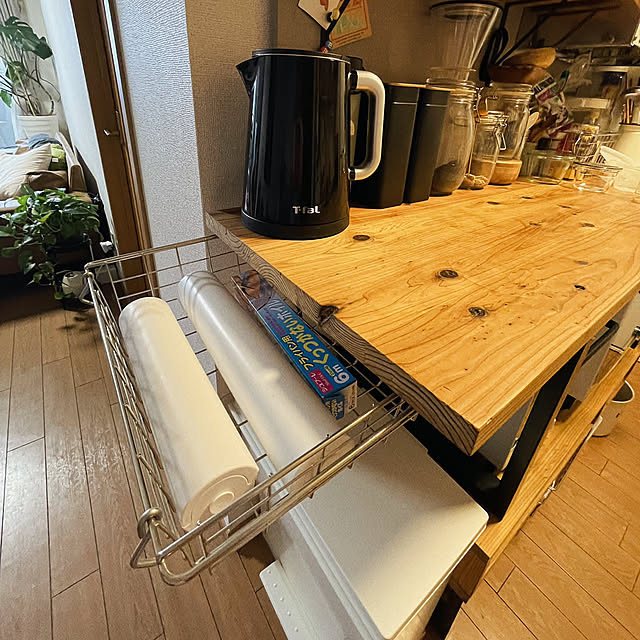 Kitchen,ニトリのワイヤーバスケット,隙間収納,無印良品,IKEA,アクセントクロス,カフェ風,セリア,賃貸,2LDK,2人暮らし,賃貸インテリア,賃貸でも諦めない！,セリアアイアンバー,たなDIY,『RCカントリー倶楽部☆』,RoomClipショッピング,ニトリの引き出しになるワイヤーバスケット,ニトリ,カインズラップホルダー,カウンター下収納 akoの部屋