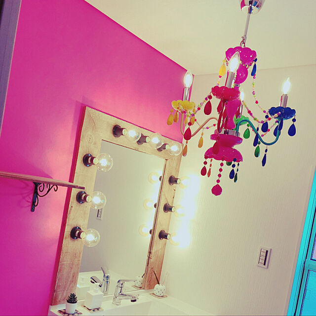 クロス ピンク,シャンデリア,照明,Bathroom CYOSの部屋