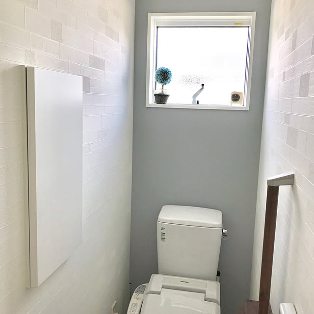 Bathroom,清潔感,クロス,アロマキャンドル,ハンドメイド,トピアリー,アクセントクロス ブルー,レンガ調クロス,2階トイレ,壁付け収納,トイレットペーパー収納,1階.2階共に同じクロス sanaの部屋