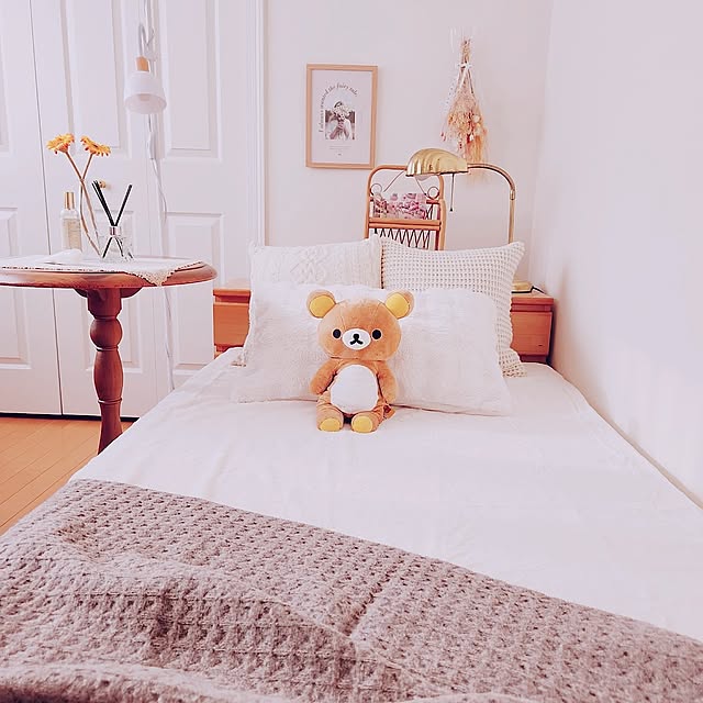 Bedroom,ホワイトインテリア,暮らしを楽しむ,心地よい暮らし,季節を楽しむ暮らし,癒しの空間❁*.゚,冬の模様替え,暮らしのひとコマ,2枚投稿です♡ surviveの部屋