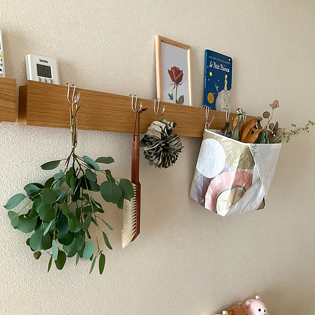 再利用,紙袋,絵本,リース,長押,フック,アースカラー,ユーカリ,花のある暮らし,ディスプレイ,シンプルライフ,季節の花,ナチュラルインテリア,ドライフラワー,フラワーアレンジメント,スワッグ,アートポスター,Bedroom tokonekoの部屋