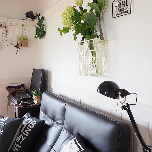 Lounge,白いワイヤバスケット。ロハスで購入,道の駅でオオデマリget。250円,カリモクソファ,オオデマリ,あじさいドライ,元和室です,古いおうち。,築40年、夫とセルフリノベーション中,この部屋は元和室です,アームランプはIKEA maronの部屋