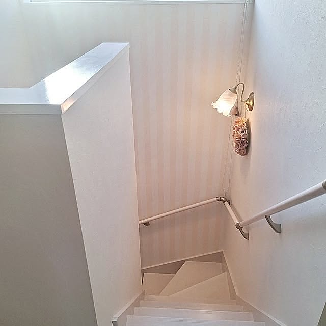 On Walls,階段,ホワイト階段,ストライプの壁紙,ピンク好き,ピンク×ホワイト,お花の照明,ながら掃除,習慣 chinaminの部屋