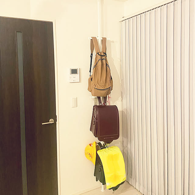 リュック掛け,リビング,つっぱり棒収納,ランドセル置き場,かばん 収納,モダン,モノトーンインテリア,かばんかけ,いいね!ありがとうございます◡̈♥︎,こどものいる暮らし,Lounge Haruの部屋