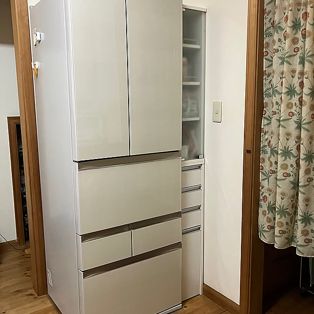 Kitchen,隙間20㌢,TOSHIBA冷蔵庫,冷蔵庫の横,隙間ストッカー,スキマ収納,隙間活用,4枚投稿,ウィリアムモリス暖簾 ikubooの部屋