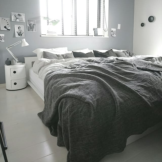 Bedroom,くつろぎ空間,モノトーンインテリア,白黒,モノトーン,シンプル,グレー好き,北欧,H&M HOME,Dots,モンステラ,壁ペンキ塗り,ベッド mimi24の部屋