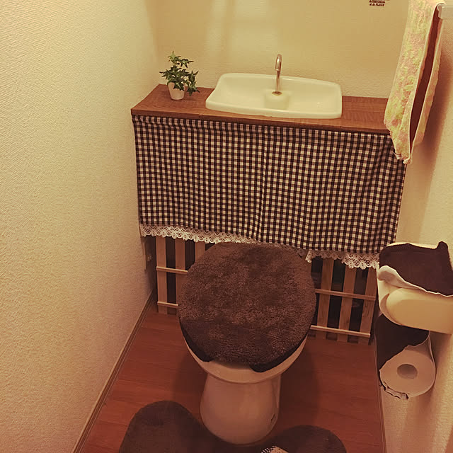 Bathroom,ナチュラル,ほどよい生活感,100均,フェイクグリーン,セリア,DIY,改装中,リメイクシート,ダイソー,賃貸でも楽しく♪,インテリアシート,ずぼらな人間,タンクレス風,ニトリ chiaの部屋