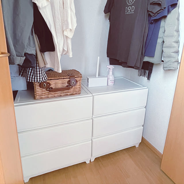 RoomClipショッピング,2LDK,賃貸マンション,『RCカントリー倶楽部☆』,賃貸,IKEA,吊るす収納,丁寧な暮らし,断捨離,2人暮らし,Bedroom,デコニーワイドチェスト,ワイドチェスト,クローゼット収納,かご収納 akoの部屋