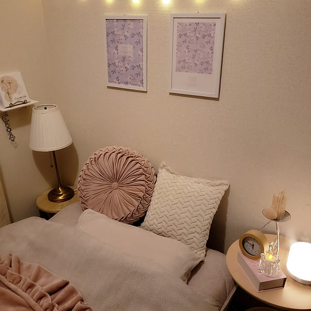Bedroom,寝室,賃貸でも楽しく♪,賃貸,賃貸インテリア,キャンドル,ディフューザー,ニトリ,サイドテーブル,大人可愛い,せまい部屋,Daiso,プチプラインテリア,アロマ,冬支度,ブランケット,くすみピンク pinonの部屋