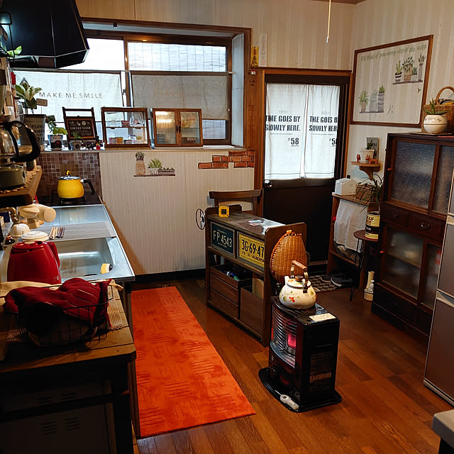 Kitchen,古い家に住む,築年数４５年,キッチンマットフカフカ,ピタプラスキッチンマット,オカ株式会社さんありがとうございます,古い家の台所,トヨトミのストーブ,古い家を楽しむ,古い台所ごちゃごちゃしてます,レンジ台DIY,キッチンワゴンDIY,じいちゃんの作った食器棚,キッチン収納 fukuの部屋