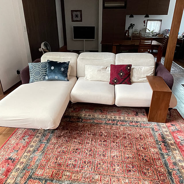 秋色インテリア,カウチソファー,ベロアクッション,キリムクッション,アルモニアソファー,クッション,柱のある家,エスニックラグ,赤いラグ,オリエンタルラグ,Lounge maimai0110の部屋