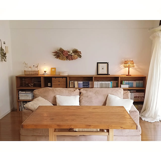 Lounge,ダイニング,ソファーダイニング,りんご箱,りんご箱収納,りんご本棚,テーブルランプ,ドライフラワー,照明好き,本棚,リビング収納,漫画本,文庫本,間接照明 totonatuloveの部屋