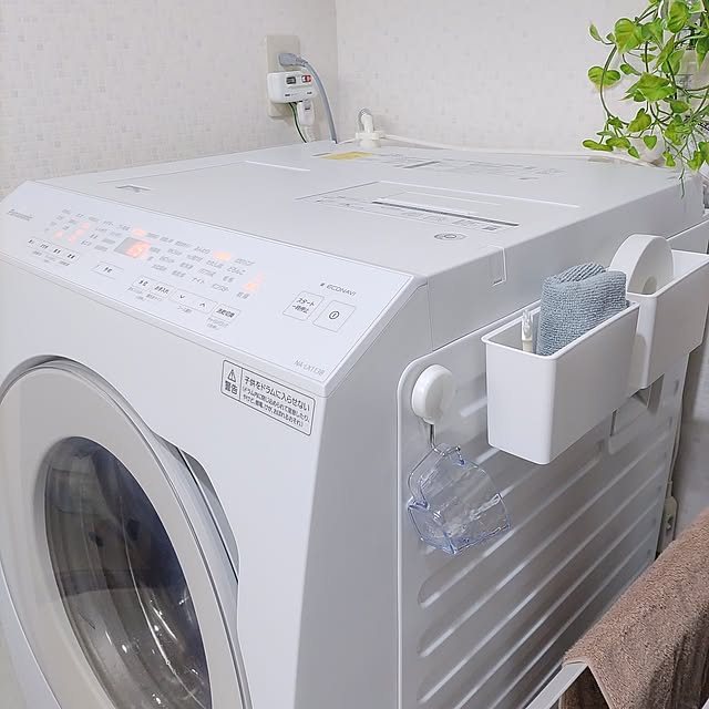 Bathroom,洗濯機まわり,マンション暮らし,パナソニック,Panasonic洗濯機,上から量れる計量カップ,ダイソーワイドポケット,ドアストッパー,ゆらゆら 立つブラシ,マイクロファイバーふきん,セリア,ダイソー,百均,掃除,洗濯機掃除,洗剤計量カップ,カビ予防,4枚投稿,洗濯機変えました,ヒートポンプ式,ドラム式洗濯機,整理収納,洗濯機の換気,掃除用品,洗濯機ドアストッパー,ゆらゆら すきまブラシ,節電,ランドリールーム,洗濯機,マグネット収納,洗濯機カビ対策 love1017の部屋