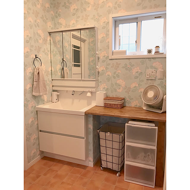 Bathroom,山善セラミックヒーターモニター応募,無印サーキュレーター,洗面脱衣所,花柄クロス,洗面所 usa-homeの部屋