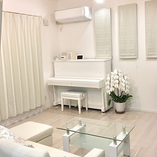 Lounge,白いピアノ,ホワイトインテリア u-cotの部屋